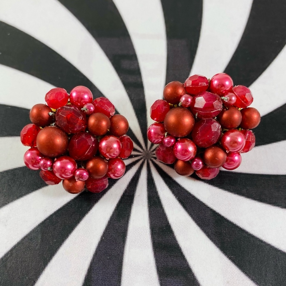 Super cool multi bead cluster clip earrings 1960’s